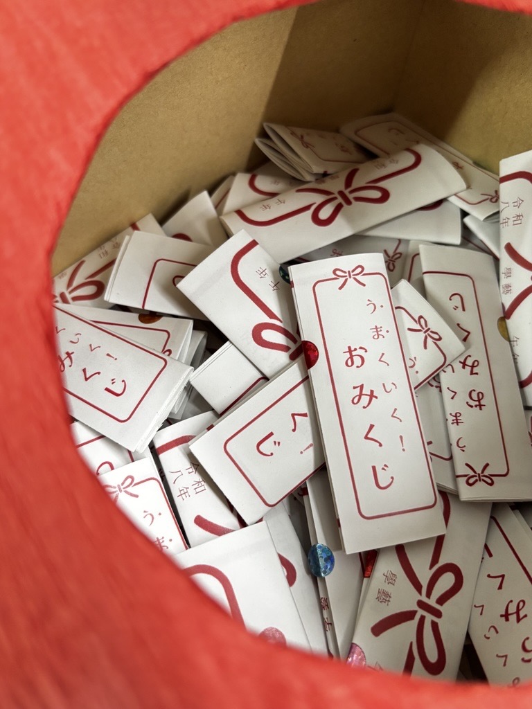 おみくじ箱の中の写真